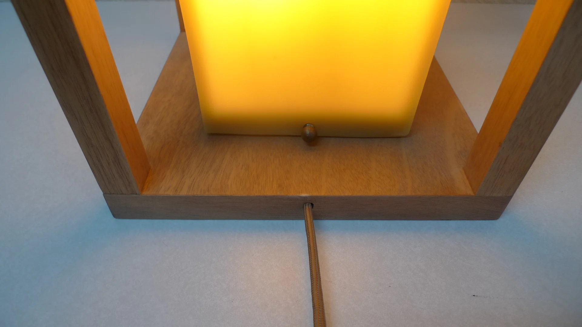 Amanecer / Atardecer — resin cube glowing within its wooden frame